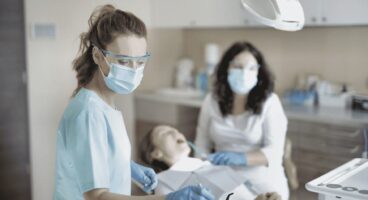 Diş Hekimi Maaşı 2026 – Devlette ve Özelde Diş Doktoru Maaşları